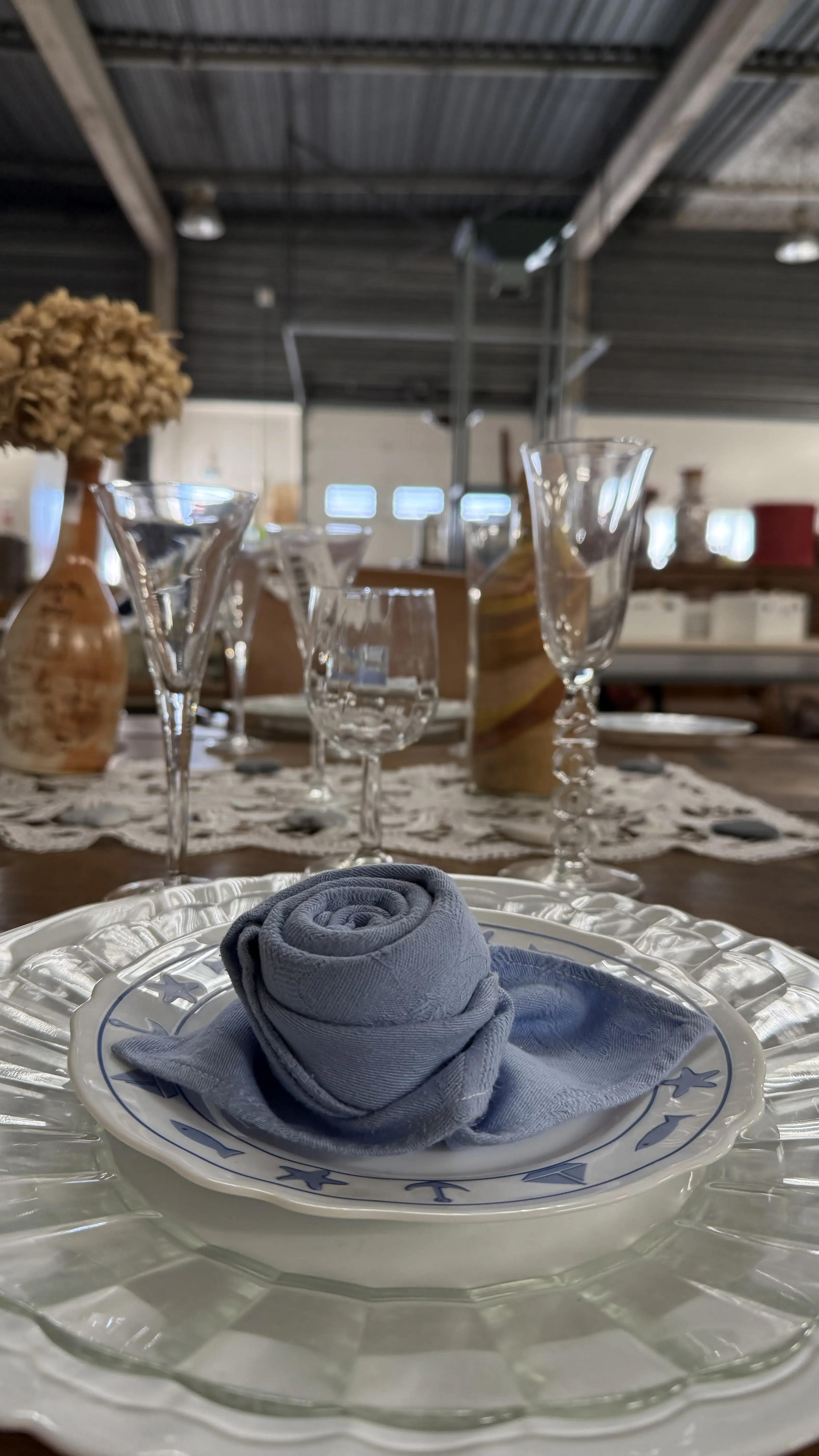 Table dressée — vaisselle et arts de la table chinés à la ressourcerie